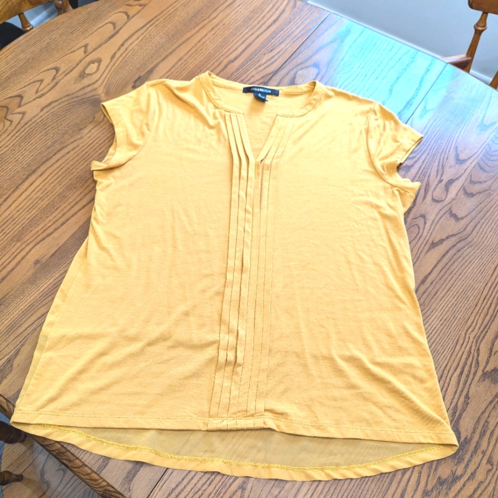 - 89th And Madison. Yellow Women's Top Size XL.